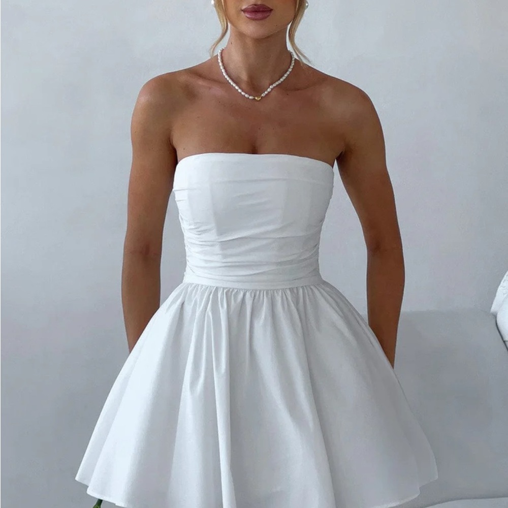 Elegant White Strapless Dress